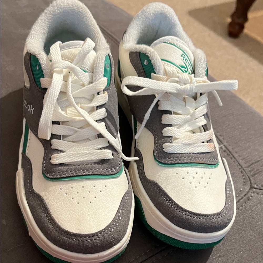 Brand new very cute shoe! Reebok Kids White, Gray, and Green Sneakers size 2K